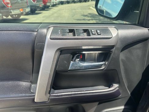 Used 2017 Toyota 4Runner SR5 AWD/4WD image 23