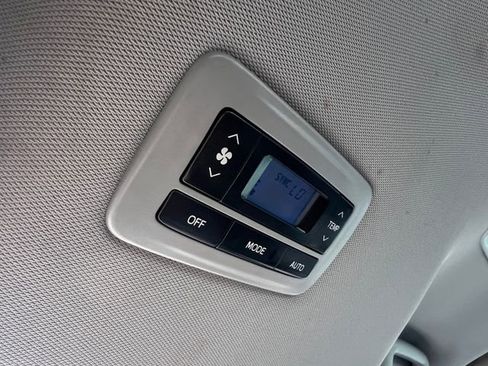 Used 2018 Toyota Sienna SE image 17