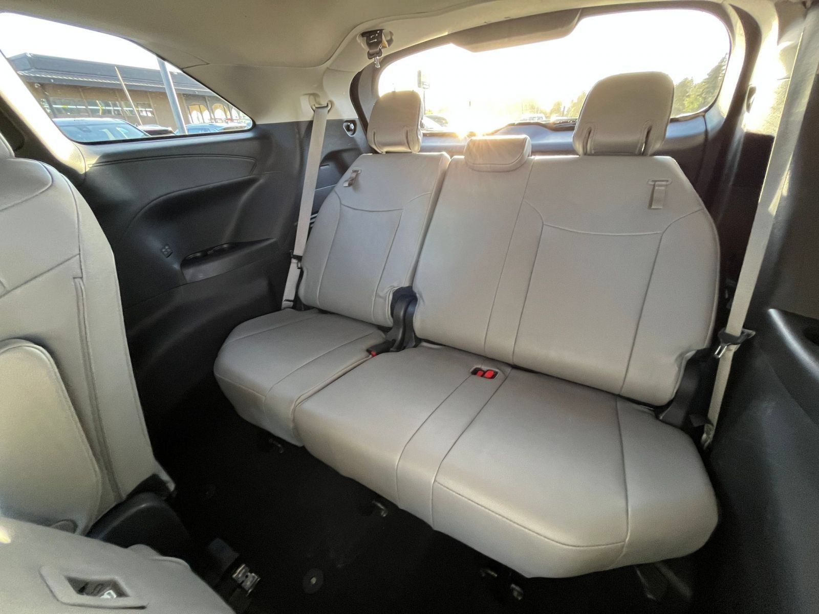 Used 2025 Toyota Sienna XLE FWD image 30
