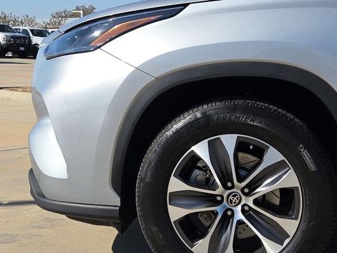 Used 2023 Toyota Highlander XLE FWD image 5