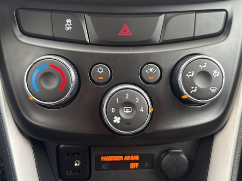 Used 2019 Chevrolet Trax LT w/ LT Convenience Package AWD/4WD image 30