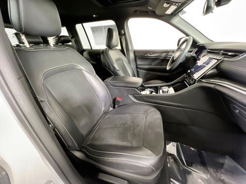 Used 2023 Jeep Grand Cherokee Altitude AWD/4WD image 27