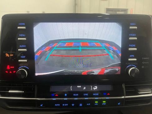 Used 2024 Toyota Sienna XLE FWD image 15