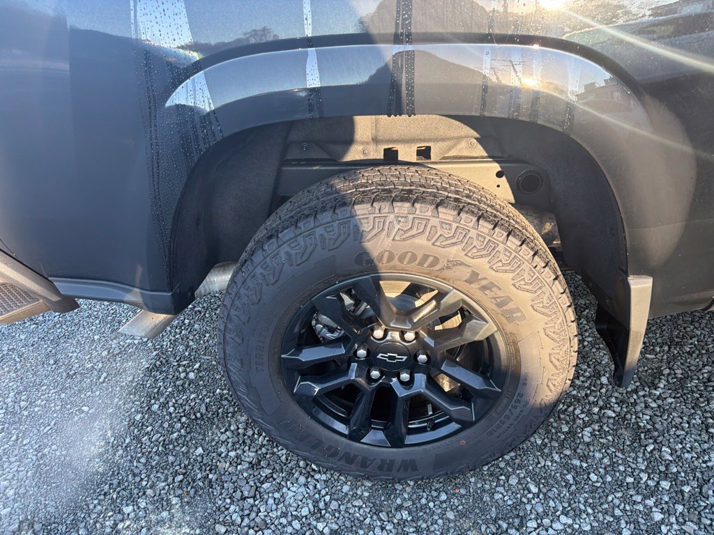 Used 2025 Chevrolet Colorado Z71 w/ Midnight Edition AWD/4WD image 9