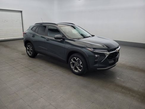 Used 2025 Chevrolet Trax LT FWD image 11