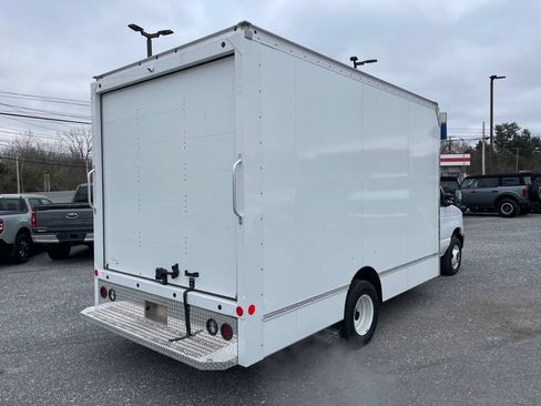Used 2024 Ford E-450 and Econoline 450 Super Duty w/ Driver's Safety Package RWD image 4