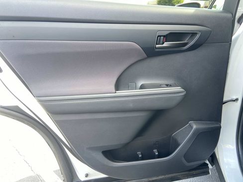 Used 2023 Toyota Highlander LE FWD image 11