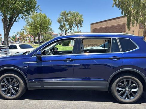 Used 2023 Volkswagen Tiguan SE w/ Panoramic Sunroof Package FWD image 3