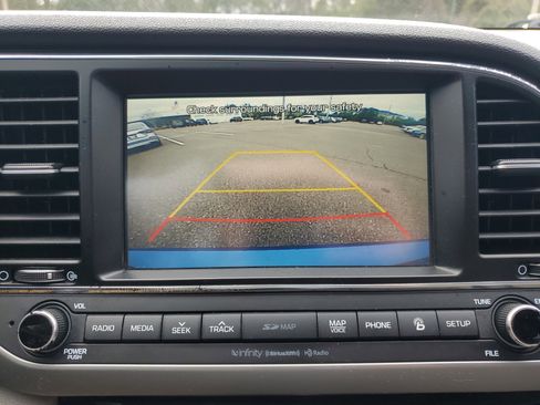 Used 2017 Hyundai Elantra Limited w/ Limited Tech Package 04 image 4