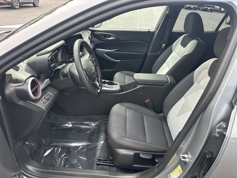 Certified 2025 Chevrolet Trax RS w/ Sunroof Package FWD image 11