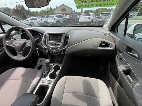 Used 2018 Chevrolet Cruze LT FWD image 13