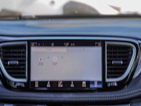 Used 2021 Chrysler Pacifica Touring w/ S Appearance Package image 14