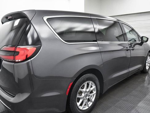 Used 2023 Chrysler Pacifica Touring-L image 7