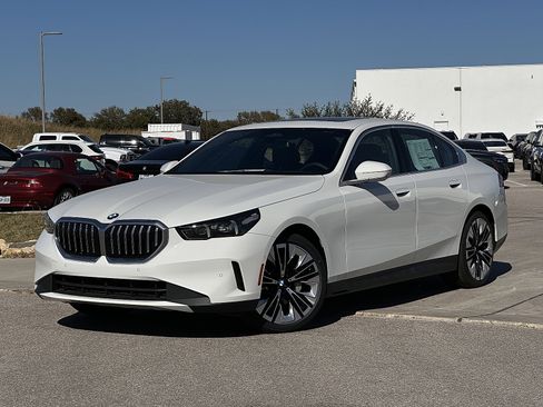 New 2026 BMW 530i w/ Premium Package image 2