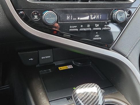 Used 2022 Toyota Camry XSE image 19