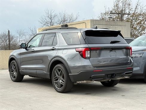 Used 2025 Ford Explorer ST-Line w/ ST-Line Street Pack image 9