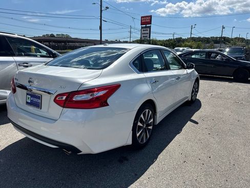 Used 2017 Nissan Altima 2.5 SV w/ Convenience Package FWD image 5