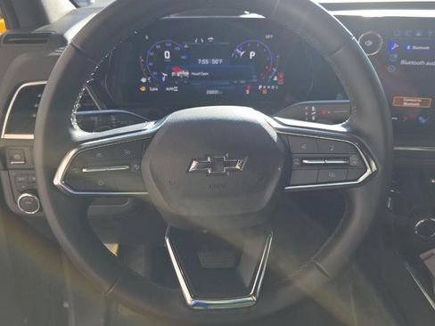 Used 2025 Chevrolet Suburban Z71 image 13