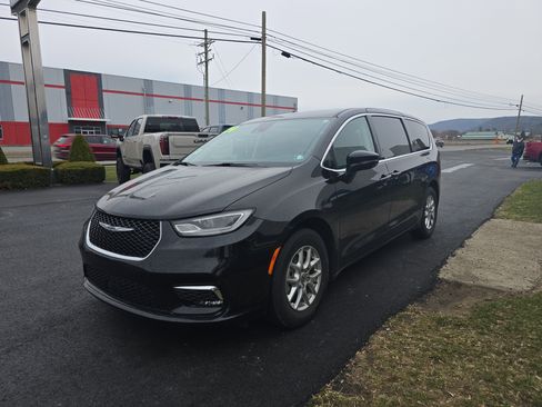 Used 2024 Chrysler Pacifica Touring-L image 8