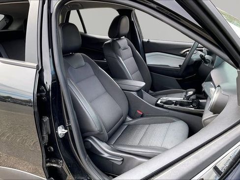 Used 2025 Chevrolet Trax LT image 19