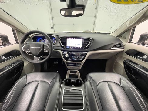 Used 2022 Chrysler Pacifica Touring-L FWD image 3