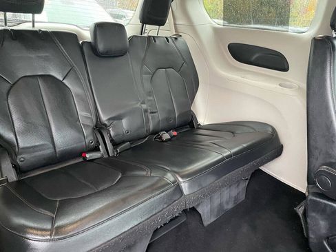 Used 2019 Chrysler Pacifica Touring-L FWD image 16