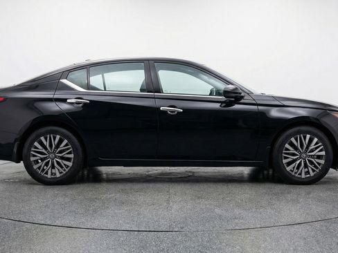 Used 2025 Nissan Altima 2.5 SV FWD image 11