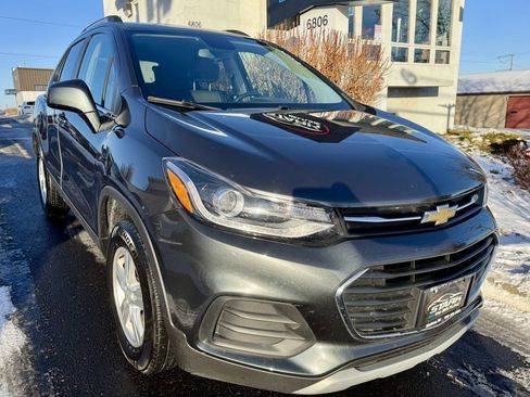 Used 2018 Chevrolet Trax LT w/ LT Convenience Package image 2