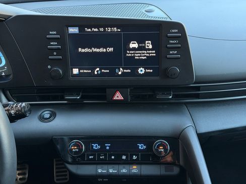 Used 2025 Hyundai Elantra Blue image 29