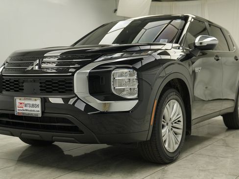 Used 2025 Mitsubishi Outlander ES image 4
