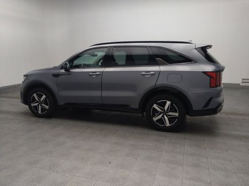 Used 2023 Kia Sorento S image 3