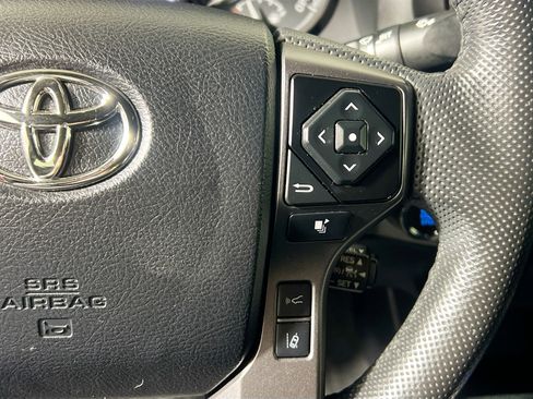 Used 2022 Toyota Tacoma TRD Off-Road image 19