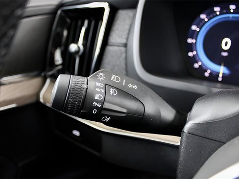 New 2025 Volvo XC90 B6 Core w/ Protection Package image 16