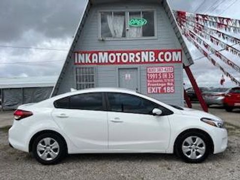 Used 2017 Kia Forte LX image 9