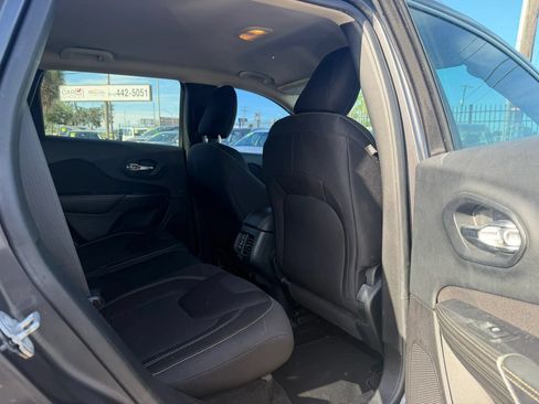 Used 2015 Jeep Cherokee Latitude FWD image 12