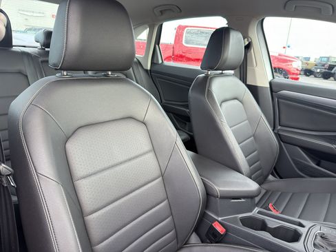 Used 2024 Volkswagen Jetta SE FWD image 25
