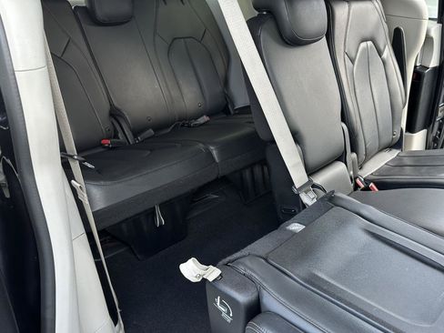 Used 2019 Chrysler Pacifica Touring-L FWD image 43