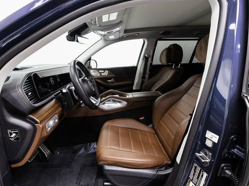 Used 2025 Mercedes-Benz GLS 580 4MATIC image 8