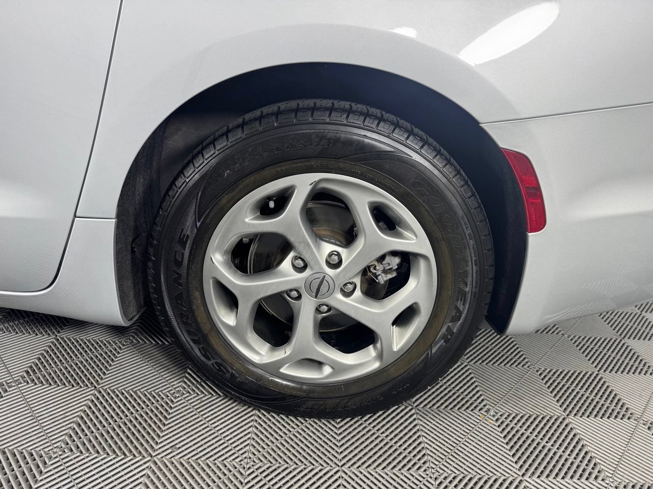 Used 2024 Chrysler Pacifica Limited FWD image 34