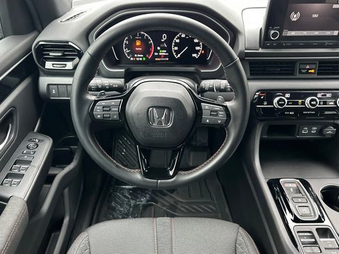 Used 2025 Honda Pilot Sport image 18