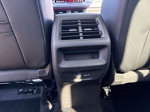 New 2025 Volkswagen Tiguan SE image 12