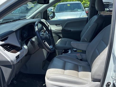 Used 2019 Toyota Sienna XLE w/ XLE Navigation Package AWD/4WD image 2