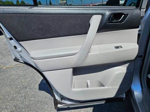Used 2012 Toyota Highlander 4WD w/ Tow Pkg image 14
