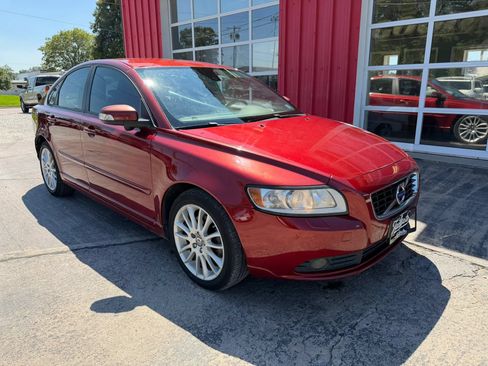 Used 2011 Volvo S40 T5 w/ Climate Pkg FWD image 2