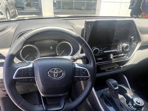 Used 2023 Toyota Highlander XLE FWD image 10