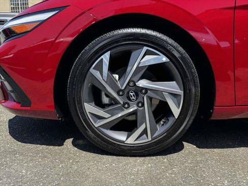 Certified 2025 Hyundai Elantra Limited FWD image 8