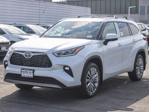 New 2026 Toyota Highlander Platinum AWD/4WD image 3