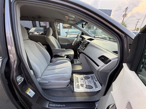 Used 2012 Toyota Sienna LE FWD image 35