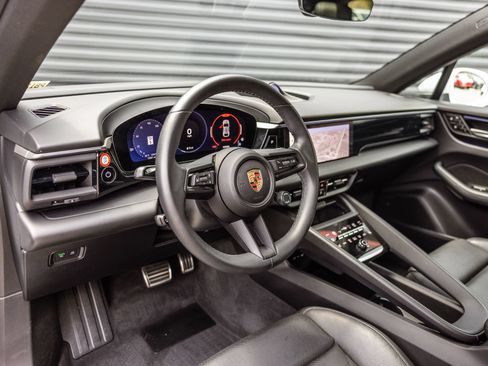 Certified 2025 Porsche Macan 4S Electric AWD/4WD image 4