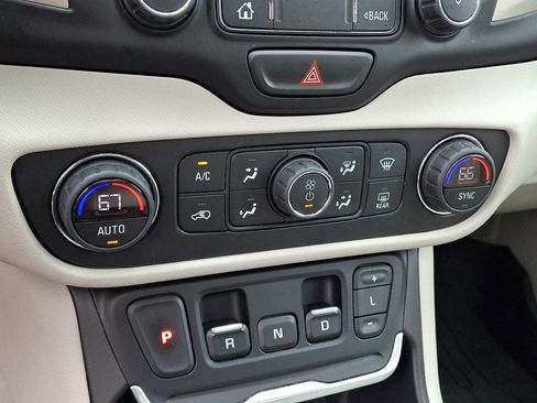 Used 2020 GMC Terrain Denali w/ Denali Premium Package AWD/4WD image 17